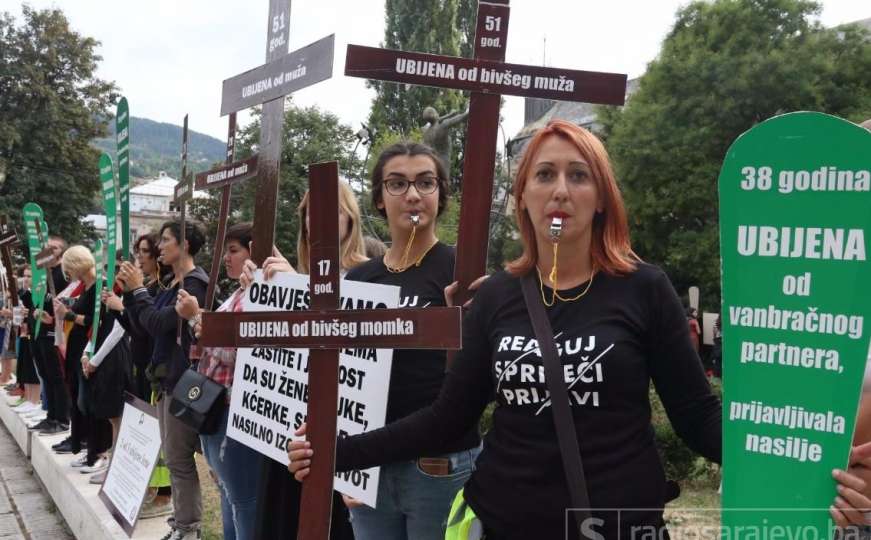 Akcija PitchWise-a na Trgu Alije Izetbegovića, dok je Vučić bio u Crkvi